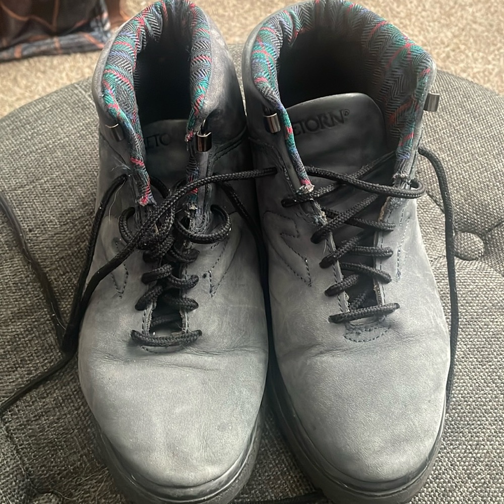 Tretorn boots size 7